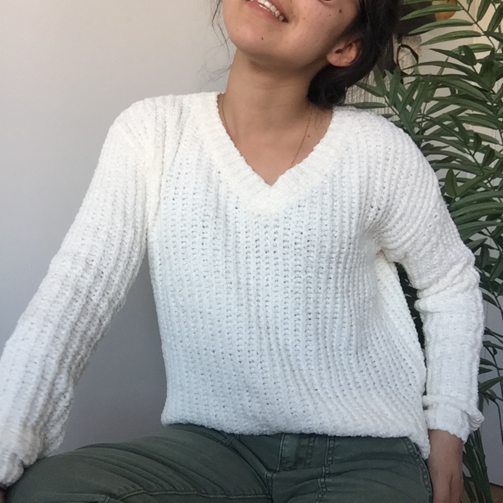 ❗️One Left❗️NWT V-Neck Long Sleeve Sweater - Picture 3 of 8